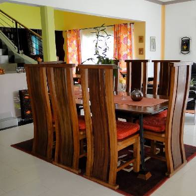 Mobilier de salle à manger avec chaises confortables