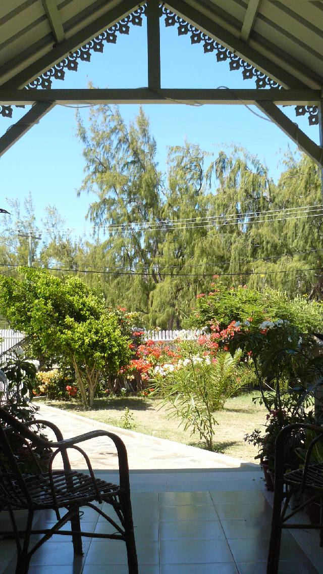 Vue sur le jardin depuis le patio, jardin fleuri de la maison d'hôte, idéal pour des vacances en famille au soleil